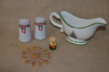(#151) Holiday Gravy Bowl ~ Salt & Pepper Shaker ~ Wooden Santa And Snow Flake Ornament