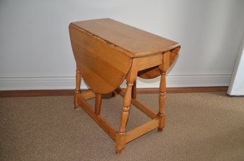 153) Vintage Paris Mfg. Co. Maine Wood Drop Leaf Side Table End Table  ( See Details )