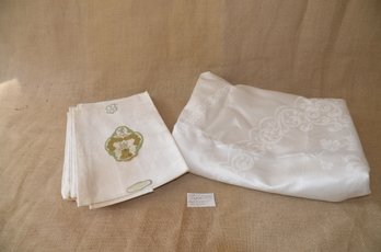(#149) Vintage Irish Linen Table Clothes 72x108  And  Matching Napkins 22x22