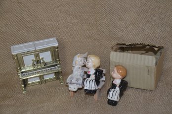 (#108) Mini Bride And Groom Salt And Pepper Shakers ~ Plastic Organ Piano
