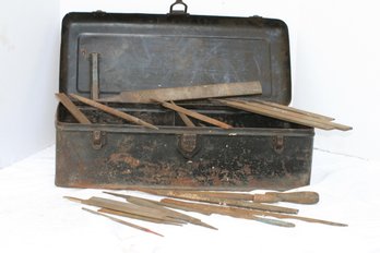 (274) Vintage Black Metal Tool Box With Over 30-40 Different Size Files - Close Hinge Broken