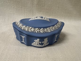 21LS) Vintage Wedgwood England Trinket Lidded Dresser Table Box Blue White Jasper 4.5' Wide
