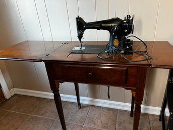 (#182) Vintage Singer Sewing Machine In Cabinet - Works