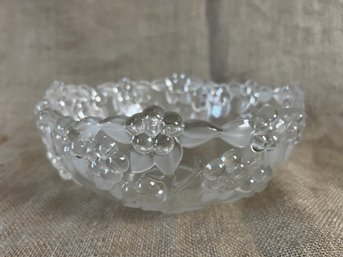 157) Mikasa 4' Round Crystal Glass Floral Embossed Frosted Leaves Bowl