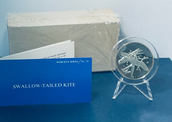 VINTAGE 1972 FRANKLIN MINT ROBERTS SWALLOW-TAILED KITE 2 OZ. STERLING SILVER ROUND-IN BOX & DISPLAY-TONED