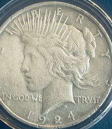 1924 SILVER PEACE DOLLAR COIN - AVERAGE CIRCULATED - IN PLASTIC CAPSULE