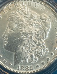 1882 MORGAN SILVER DOLLAR COIN - BU / BRILLIANT UNCIRCULATED - IN PLASTIC CAPSULE