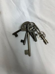 Ring Of 6 Vintage Keys