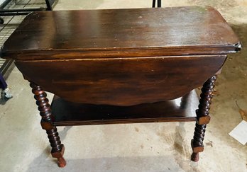 Pretty Turned Style Leg Drop Table - One Side Wing Piece Is Missing