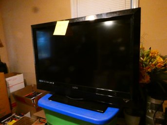 Vizio 32' HD TV - Tested Working - With Remote