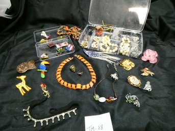 Nice Lot Of Costume Jewelry / Necklaces - Brooches - Rings