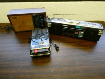 Small Lot Of Radios And Tape Player / Tested & Working - Vintage Sony - Panasonic - Realistic