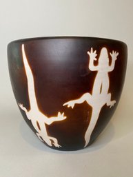 Hand Thrown Pottery Bowl With Gecko Shadow Decoration
