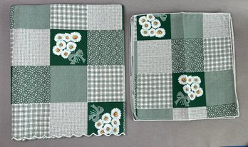 Vintage Tablecloth And Matching Napkins Service For 6 In Green/white/daisy Pattern