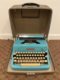 Royal Quiet De Luxe Typewriter In Case