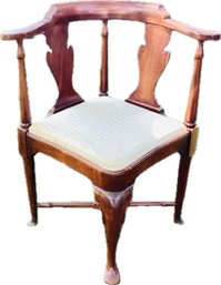 Mahogany Queen Anne Style Corner Chair With Cross Stretcher Base