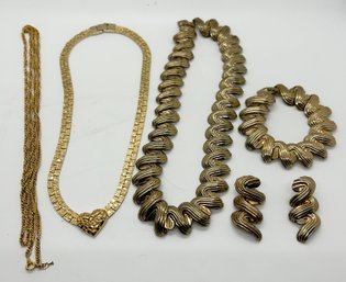 Vintage Gold Tone Necklace Jewelry Set With Bracelet And Earrings With Heart And Plain Chain #93