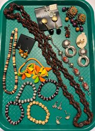 Beautiful Tray Of Costume Jewelry Earrings, Necklaces And Bracelets #577