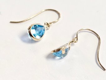 Vintage 10K Gold Pear Shape BLUE TOPAZ Dangle Wire Earrings  .6 Gr