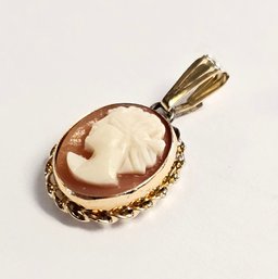 Vintage 14K  Carved Cameo Pendant W/ Rope Frame  .75 Gr