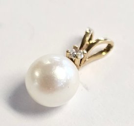 Vintage 14K Gold Cultured Pearl And Diamond Pendant  .03 Ct Tw