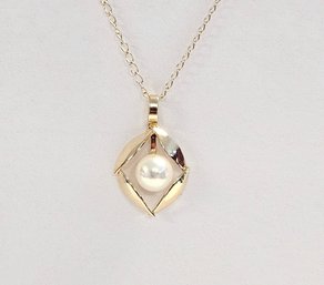 Vintage 14KY Gold Cultured Pearl Pendant W/  17' Chain...  Gorgeous Luster!!!  0.9 GR