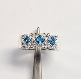 Vintage BRIGHT Fashion BLUE And WHITE Rhinestone Band  SIZE  6 3/4  3.6 GR