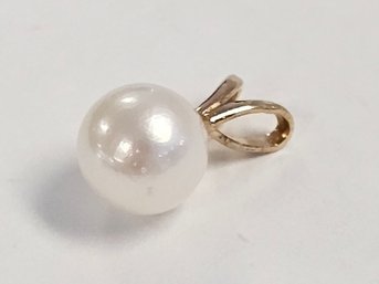 Vintage 14KY Gold Solitaire CULTURED PEARL Pendant W/ Rabbit Ear Bail  6.4MM Pearl  0.5 GR