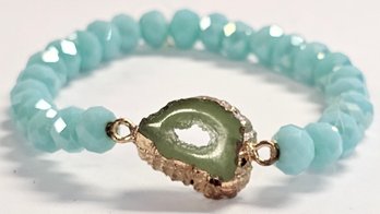 Vintage FUN Slice Of GREEN AGATE And Faceted Blue Bead Stretchy Bracelet   12.4 GR