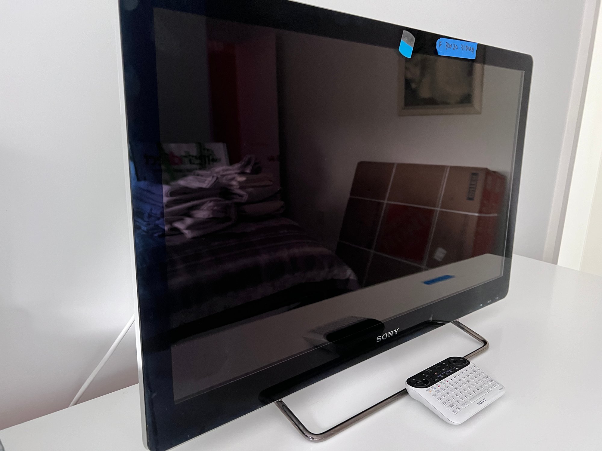 (F) SONY NSX32GT1 TV WORKING WITH STAND & UNIQUE UNIVERSAL REMOTE 30" BY 20", 31" DIAG. 21584