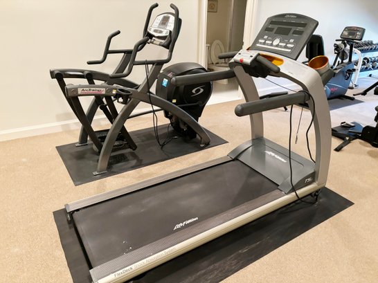 (GYM) LIFE FITNESS T5.5 TREADMILL-LOCATED THIRD FLOOR-EXPERIENCED MOVERS REQUIRED-LOCAL PU ONLY