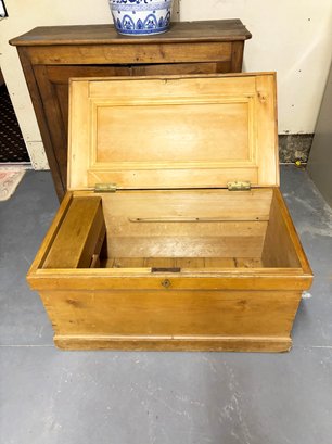 (Z-20) VINTAGE WOOD CHEST WITH INSIDE DRAWERS-39' X 22' X 20'-LOCAL PICK UP ONLY