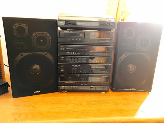 (E-1) VINTAGE AIWA COMPONET STEREO SYSTEM -WHICH INCLUDES THE AIWA SX-780 SPEAKERS-CD PAYER DOESNT TURN ON