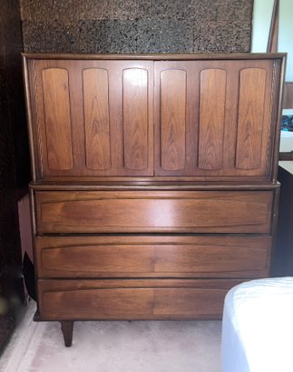 AMERICAN OF MARTINSVILLE 1960'S MCM WALNUT FIVE DRAWER GENTLEMEN'S CHEST - 51' BY 42' BY 17'