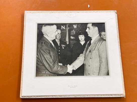(KX-93) VINTAGE BLACK & WHITE PHOTO IN STUDIO FOLDER- HANDSHAKE ARMED FORCES - CAN BE SHIPPED-PHOTO 8' X 10'
