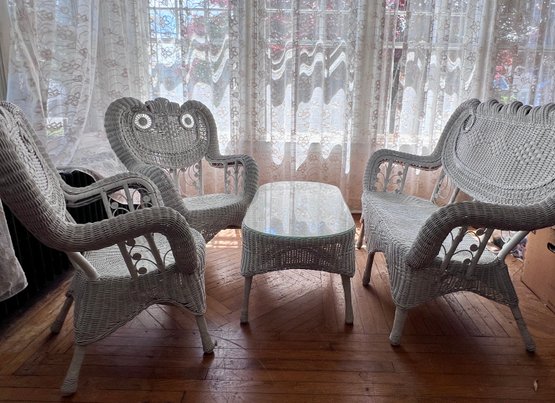 ORNATE VINTAGE WHITE WICKER FURNITURE SET W/LOVE SEAT, CHAIRS & COFFEE TABLE -EXCELLENT CONDITION - SEE DETAIL