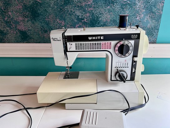 (UPHall) 'WHITE' SEWING MACHINE, 'JEANS MACHINE' WITH ZIGZAG MODEL 1099