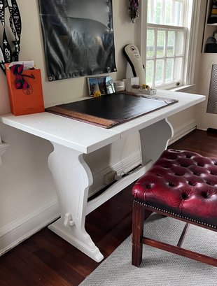 (UP) VINTAGE PAINTED WHITE WOOD DESK WITH NICE DETAIL - 48' BY 30' BY 24'