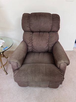 DEN) BROWN GRAY UPHOLSTERED MANUAL LIFT RECLINER CHAIR - 40' BY 32' BY 28'