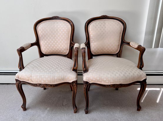 (DEN) LOVELY VINTAGE PAIR OF FRENCH PROVINCIAL QUEEN ANN STYLE ARMCHAIRS - 36' BY 22' BY 23'