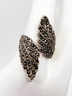 (J-14) VINTAGE STERLING SILVER DOUBLE LEAF MARCASITE LADIES RING - SIZE 6 1/2- WEIGHT 4.13 DWT