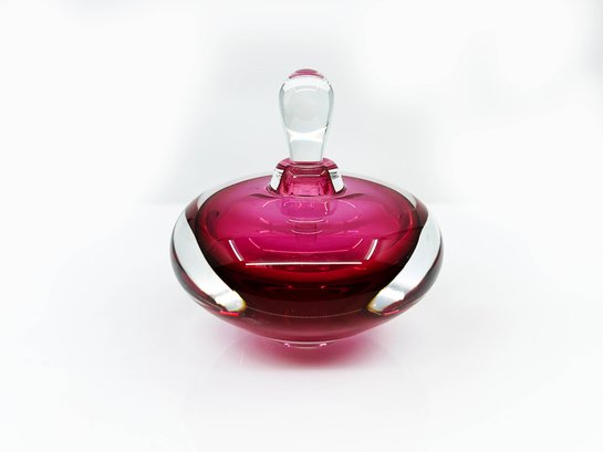 (A-64) VINTAGE 1996 GLASS PERFUME BOTTLE WITH FLAT BOTTOM BEAUTIFUL MAGENTA IN COLOR SIGNED W/STOPPER