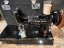 (B-70) VINTAGE SINGER 'FEATHERWEIGHT 221' SEWING MACHINE IN CASE WITH PEDAL