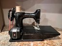 (B-70) VINTAGE SINGER 'FEATHERWEIGHT 221' SEWING MACHINE IN CASE WITH PEDAL