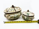 (A24) MATCHING PAIR OF DECORATIVE HAND PAINTED CERAMIC LIDDED BOWLS W/BRASS MOUNTS -'ORIENTAL ACCENT' 7' & 5.5