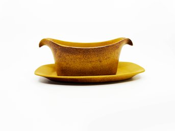 (A-23) TWO VINTAGE 1970'S BENNINGTON POTTERS, VERMONT GRAVY BOAT WITH ATTACHED UNDER PLATE - MCM - 9' BY 5'