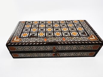 (A-5) VINTAGE WOOD AND LACQUER MOSAIC INLAY WOOD BACKGAMMON & CHECKERS SET - ONLY 27 CHECKERS - SEE DAMAGE