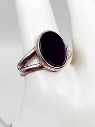 (J-26) VINTAGE/MCM STERLING SILVER AND JET BLACK STONE LADIES RING-MARKED 925-SIZE 8-WEIGHT 3.65 DWT