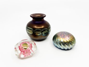 (A-41) TRIO OF SIGNED VINTAGE ART GLASS PAPERWEIGHTS & VASE - O'CONNOR, AUDREY?