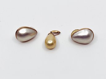(G-2) LOT OF 2 14KT GOLD AND PEARL EARRINGS AND TEARDROP PEARL PENDENT -TOTAL WEIGHT 5 DWT